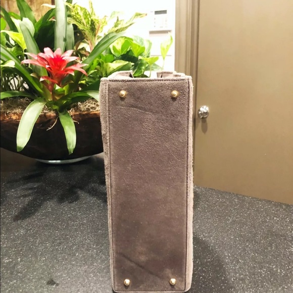 Bee Needlepoint Tote in Gray Suede Black Acrylic Handles NEW, Hand Made, Zip Top - Picture 8 of 10